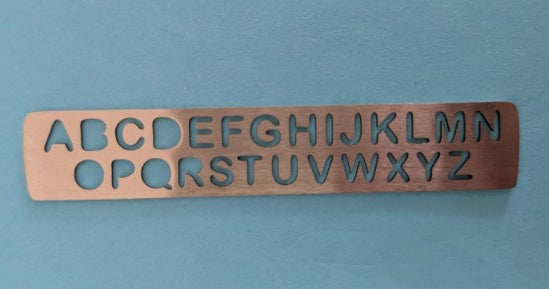 Gravierschablone aus Edelstahl – Buchstabenschablone für präzise Gravuren